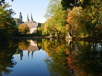 Blick auf die Abtei Marienmünster im Herbst