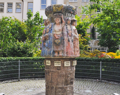 Frauenbrunnen-Sandra-Schweer_2.jpg