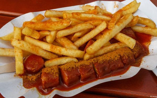 Pommes / Currywurst