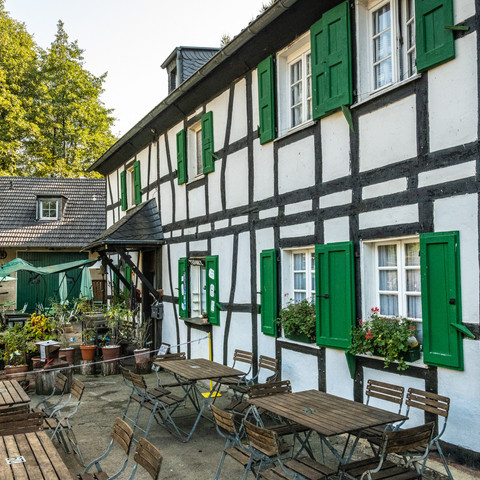Fachwerkhaus der Gammersbacher Mühle mit Gartencafé ohne Menschen davor