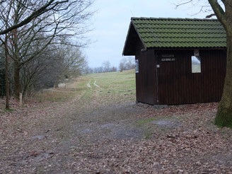 Hütte neben Wanderweg