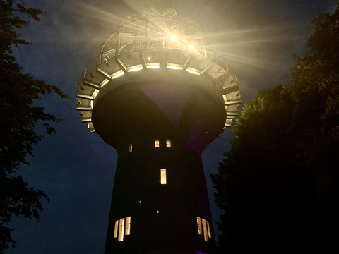 Lichtturm bei Nacht