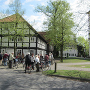 Radfahrende vor dem Heimathaus am Kirchplatz