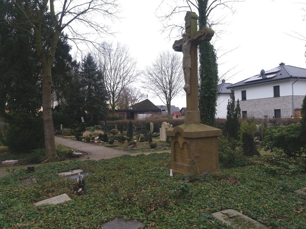 Hochkreuz auf dem Friedhof
