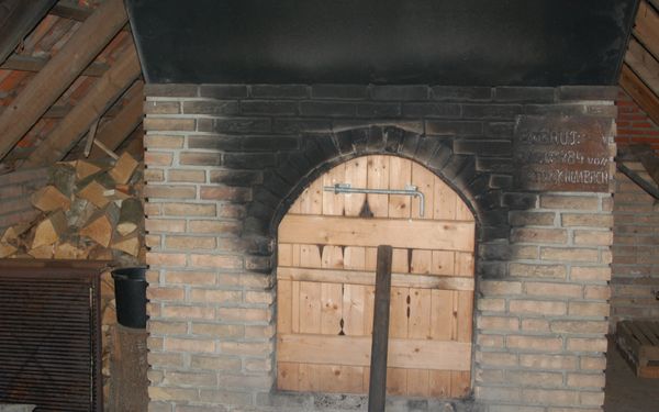 Lehmbackofen der Heimathausanlage Plönjeshausen