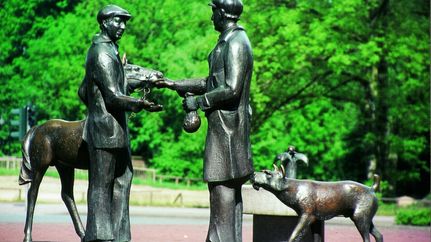Bronzefiguren vor dem Zevener Rathaus
