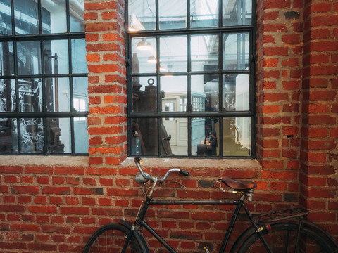 Fahrrad vor der Hauswand des Werkzeugmuseums