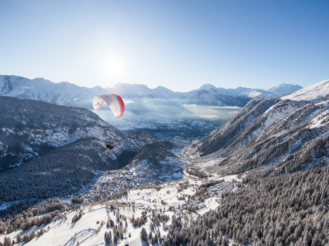 Einen besonderen Blick auf den grossen Aletschgletscher erhascht man bei einem Tendem-Gleitschirmflug.For a special view of the great Aletsch glacier, try a tandem paragliding flight.Une vue particulière sur le grand glacier d'Aletsch peut être obtenue lors d'un vol en parapente tendem.