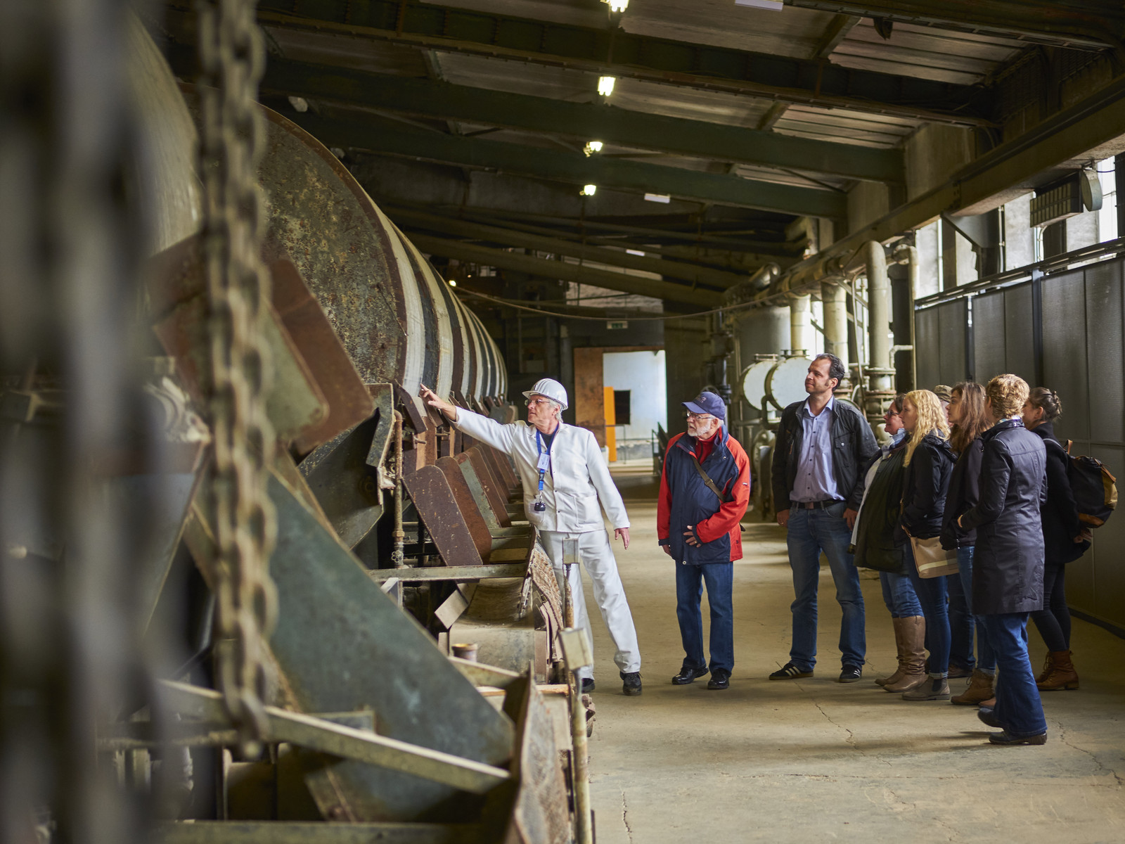 Erzbergwerk Rammelsberg Goslar, Besuchergruppe in der Erzaufbereitung. Foto: Stefan Sobotta / VISUM Rammelsberg ore mine in Goslar, group of visitors in the ore processing plant. Photo: Stefan Sobotta / VISUM Mine de minerai de Rammelsberg Goslar, groupe de visiteurs dans le traitement du minerai. Photo : Stefan Sobotta / VISUM Ertsmijn Rammelsberg in Goslar, groep bezoekers in de ertsverwerkingsinstallatie. Foto: Stefan Sobotta / VISUM Rammelsberg malmmine i Goslar, gruppe af besøgende i malmforarbejdningsanlægget. Foto: Stefan Sobotta / VISUM
