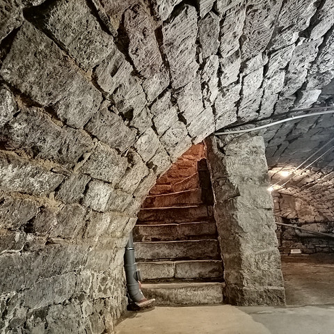 Historic vaulted cellar in Tiedexer Straße 10. 