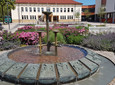Der Dreizehnlindenbrunnen auf dem Rathausvorplatz in Bad Driburg