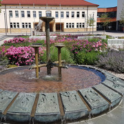 Der Dreizehnlindenbrunnen auf dem Rathausvorplatz in Bad Driburg