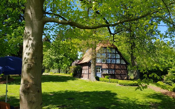 Das Gästehaus eingebettet im Grünen.jpg