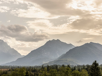 Der Ausblick gen Berge auf dem Weg von Murnau nach Garmisch-Partenkirchen