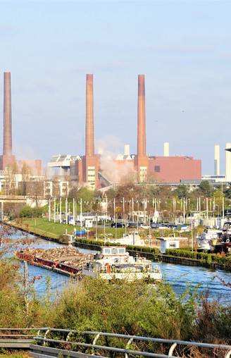 Blick auf Mittellandkanal, Autostadt und VW-Werk