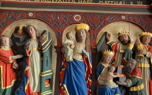 Holzschnitzereien aus vorreformatischer Zeit im dreiflügeligen Altar