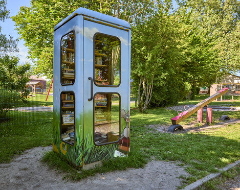 Bücherschrank an der Schule Winnigstedt