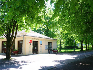 Eingang Tourist-Information Horn-Bad Meinberg im Historischen Kurpark