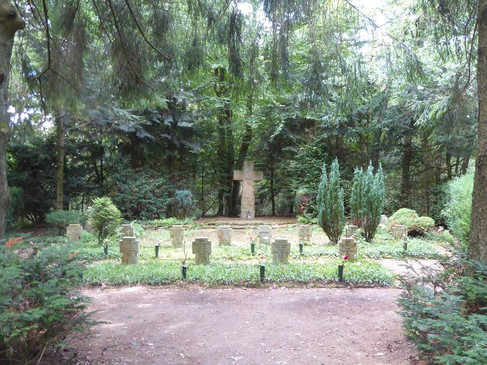 Ehrenfriedhof tijdens de wandeling over de Teutoschleifen