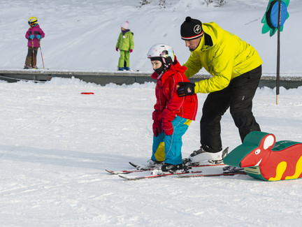 Deutschland Thueringen Thueringer Wald Masserberg/Schleusgrund Winter Heubach Skiarea Heubach Funpark Ski Snowboard Skischule
