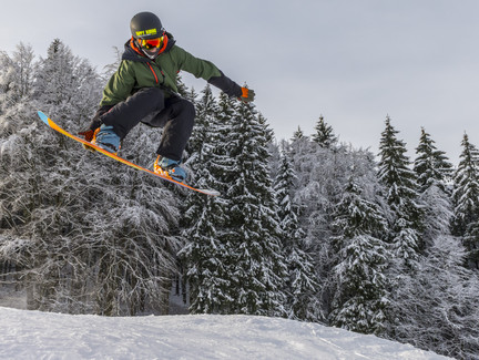 Deutschland Thueringen Thueringer Wald Masserberg/Schleusgrund Winter Heubach Skiarea Heubach Funpark Ski Snowboard Skischule Snowborder