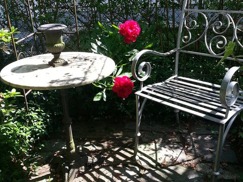 Sitzecke im Rosenpavillon