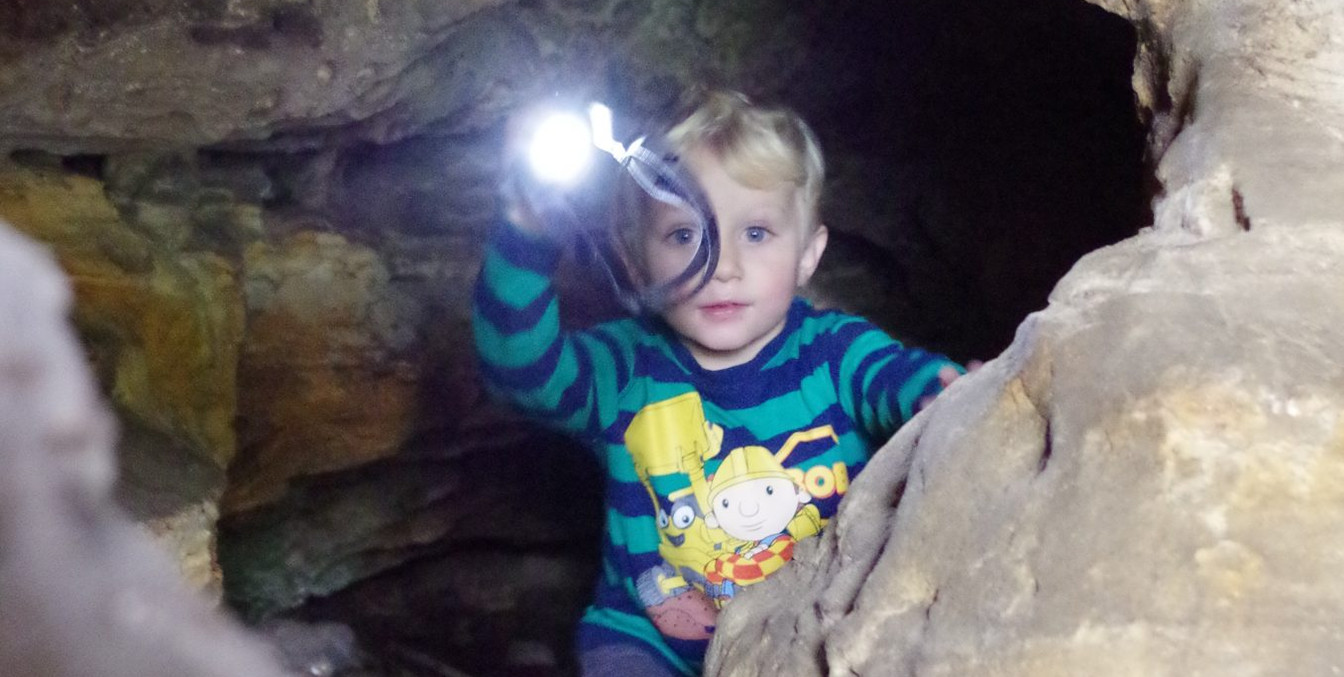 Der kleine Höhlenforscher nutzt seinen Größenvorteil | Foto: Sylvia Miskowiec