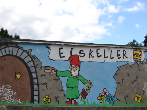 Heinzelmänchen-Graffiti am Eingang zum Eiskeller