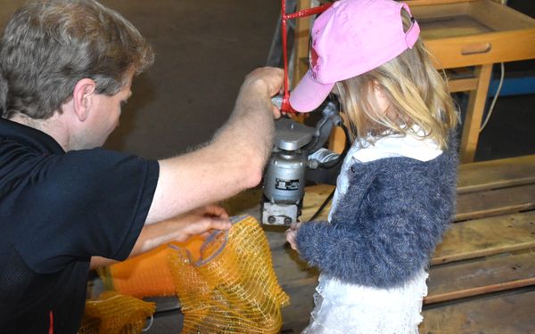 Hofführung mit Kartoffelsack-Befüllung auf Brunkshof