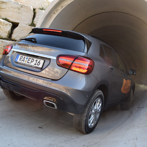Mercedes Benz GLA Gelaendewagenparcours Rastatt Tunnel