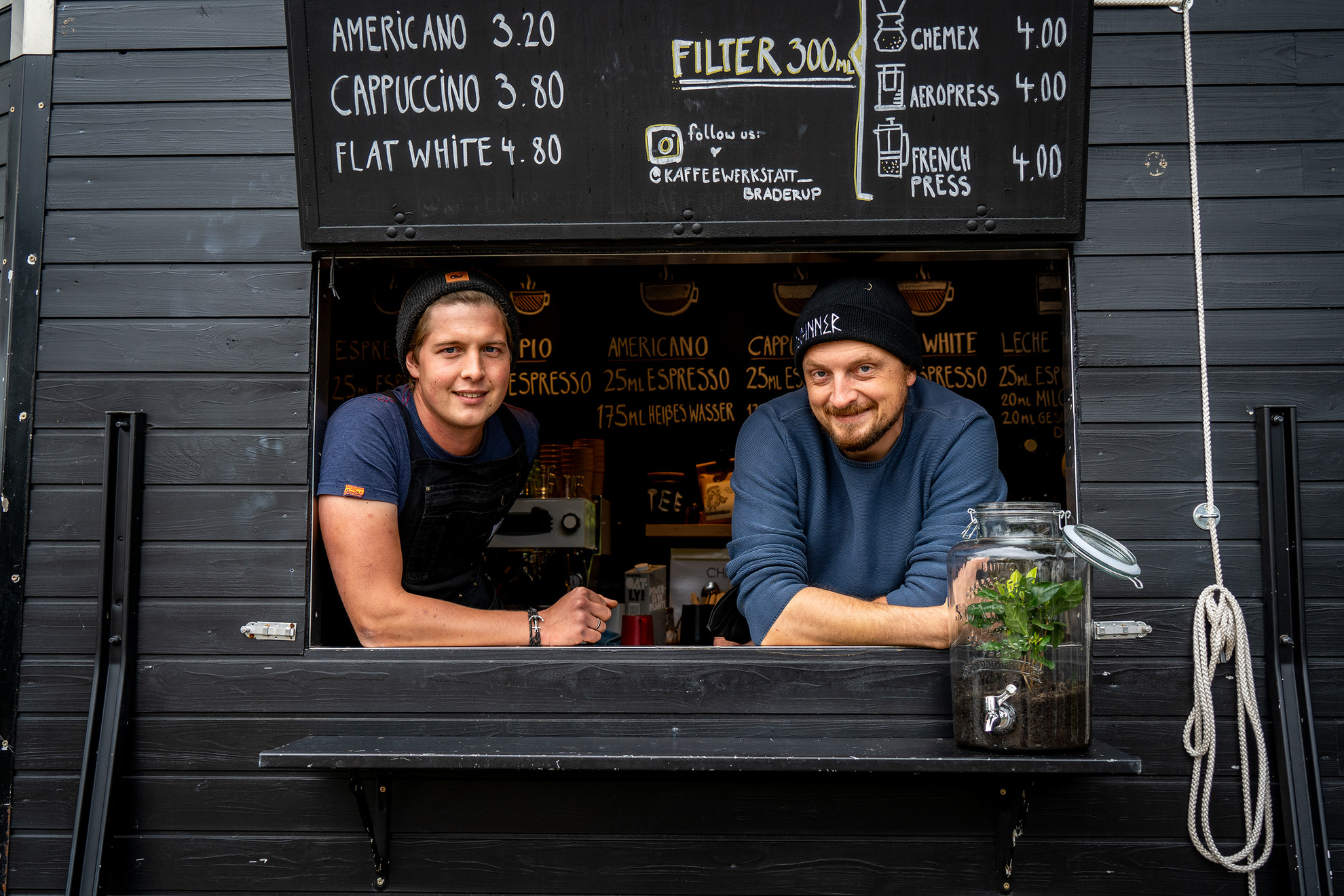 Barne Warnken und Fabian Vandrey sind die Macher der Kaffeewerkstatt Braderup