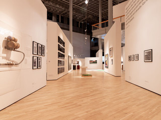 Kunstmuseum Wolfsburg Blick in die Ausstellung Oil (2021)