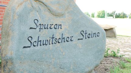 Stein mit der Aufschrift ''Spuren Schwitscher Steine''