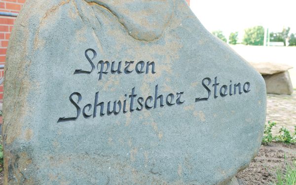 Stein mit der Aufschrift ''Spuren Schwitscher Steine''