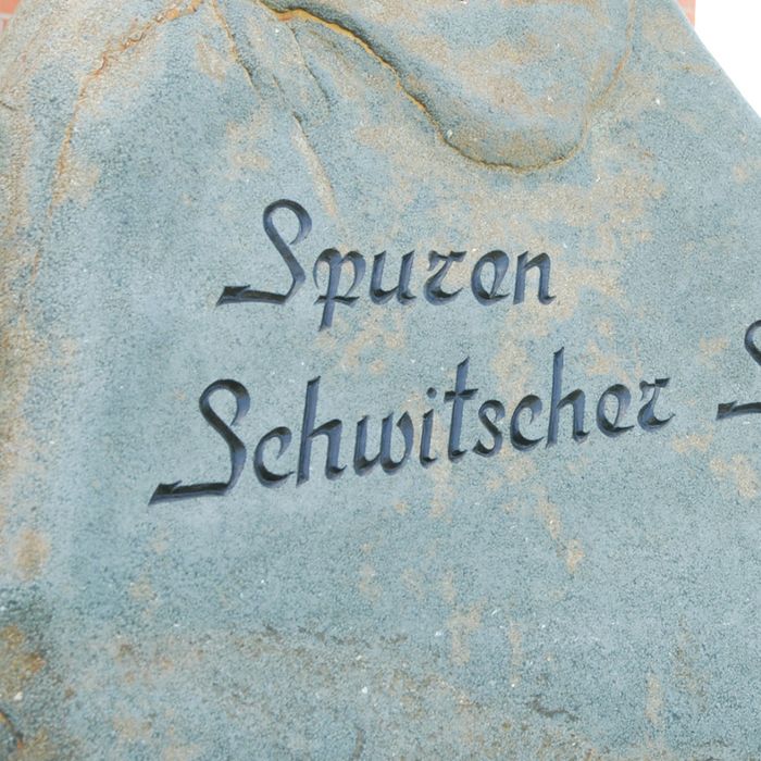 Stein mit der Aufschrift ''Spuren Schwitscher Steine''