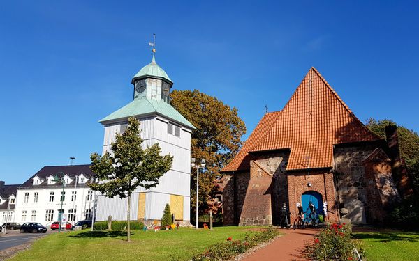 Außenansicht und Eingang der St.-Johannis-Kirche