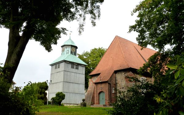 St. Johanniskirche in Viselhövede von der Seite
