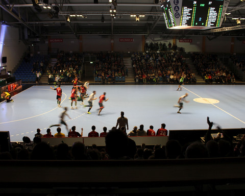 Sport in der Sparkassen-Arena Jena, hier ein Handballspiel von den Zuschauerrängen ind er Mitte aus