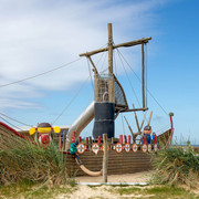 Spiel-Piratenschiff am Strandhaus Döse