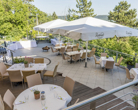Blick auf die Terasse vom Landgrafen Restaurant mit toller Aussicht auf Jena