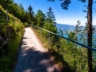 Der breite Felsenweg mit Aussicht auf den Vierwaldstättersee