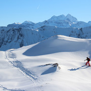 Schneeschuhlaufen oberhalb Chlus mit Aussicht auf Tannhorn und Berner Alpen
