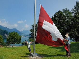 Rütliwiese mit Schweizer Fahne