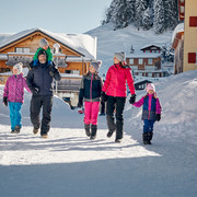 Familie am Winterwandern, Dorf Stoos