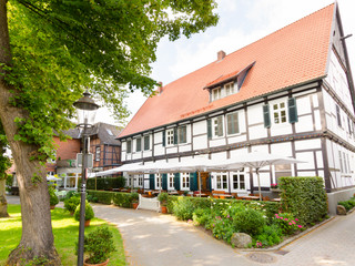 Hausansicht Altes Gasthaus Rugge vom Kirchplatz mit Biergarten