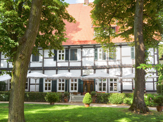 Altes Gasthaus Rugge Ansicht vom Kirchplatz mit Biergarten