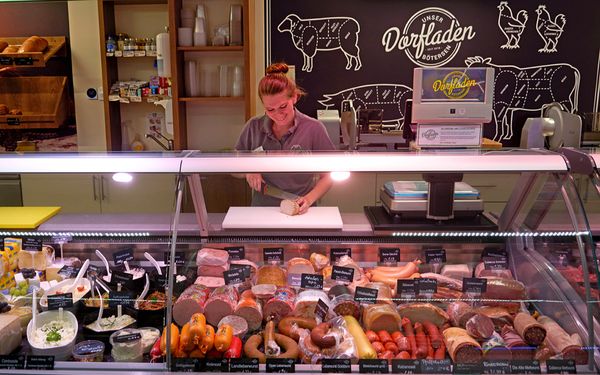 Frischetheke mit Bedienbereich im Dorfladen Bötersen