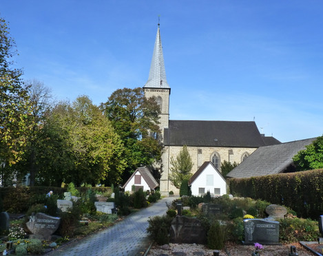 Pfarrkirche St. Margaretha und Friedhof in Dahl