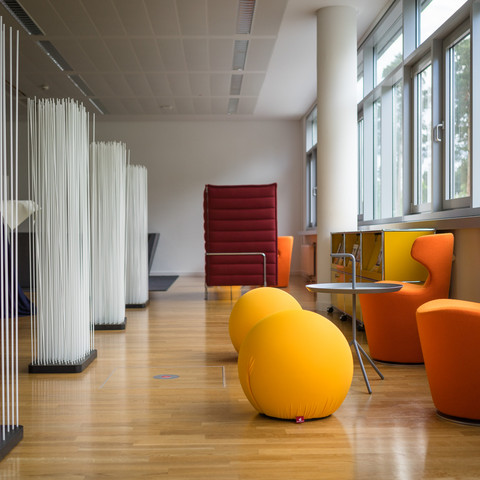 Lounge mit Möblierung. Die 6. IAG-Trainertage unter dem Motto „Zukunft des Lernens“ am 2. Juni 2015 in der DGUV Akademie Dresden. Foto: André Wirsig für IAG
