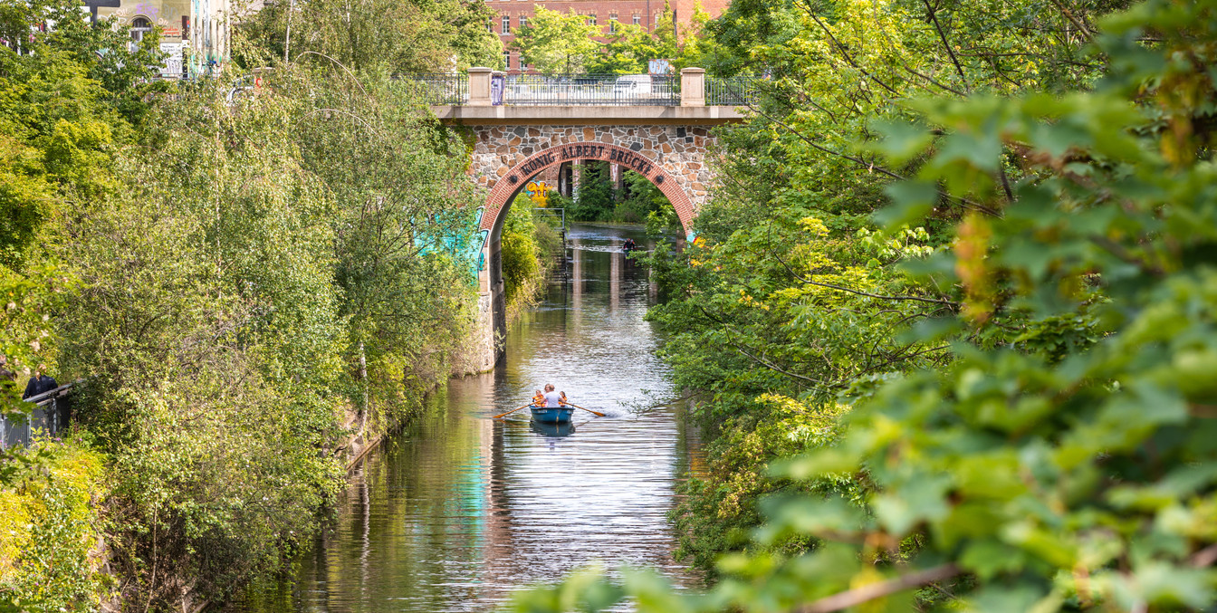 oto des Kanals sowie der König-Albert-Brücke im Hintergrund; Sommer, Grün, angrenzende Gebäude, Fassaden, Industriecharme, Spazierweg